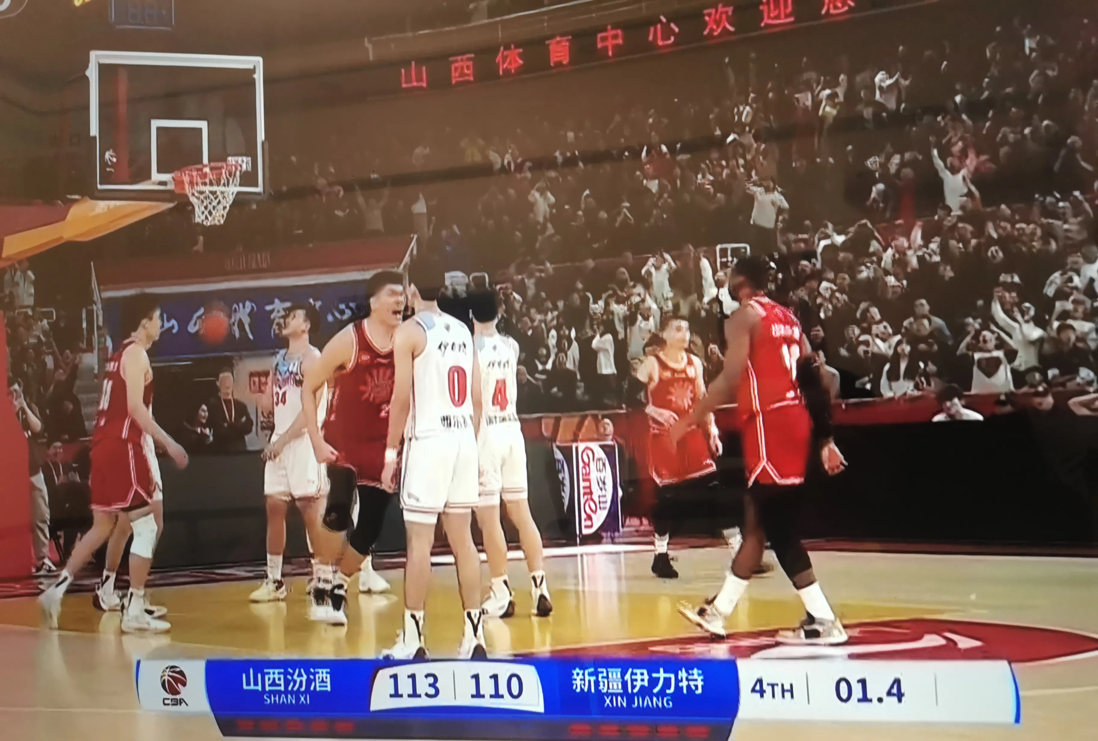 比赛中球队整体发挥出色，成功逆转取胜(面对这么多的困难,球队怎么能赢得比赛呢?)