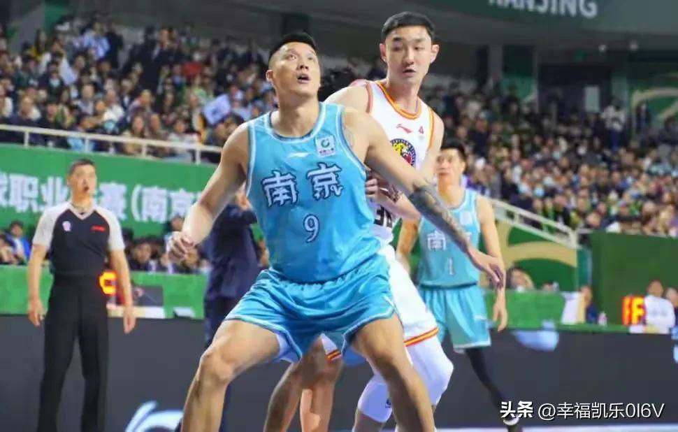 包含江苏篮球大地震！同曦9人合同到期+总经理离队，南京球迷痛斥：这就是CBA职业化？的词条