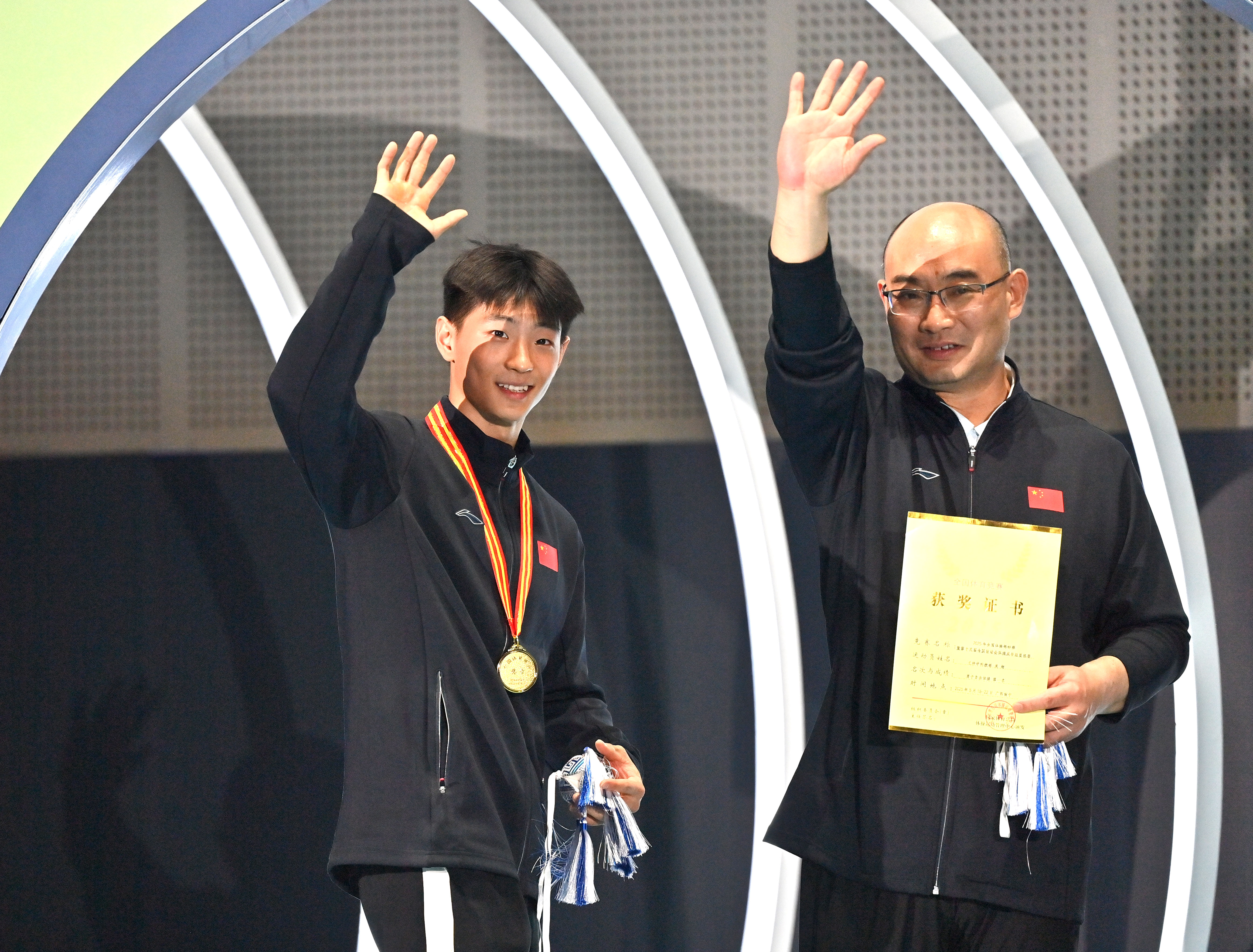 安博体育登录入口-体操高手技惊四座，夺冠笑傲比赛场